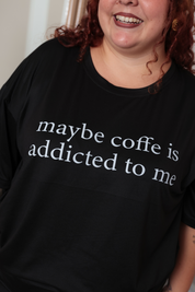 BÁSICO OVERSIZE: MAYBE COFFEE IS ADDICTED TO ME